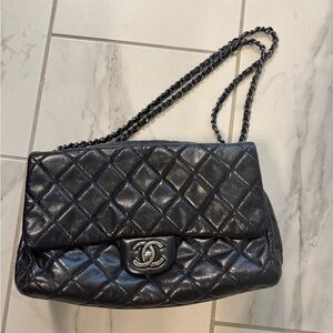 CHANEL Black Quilted Leather Shoulder Bag with Chain Strap